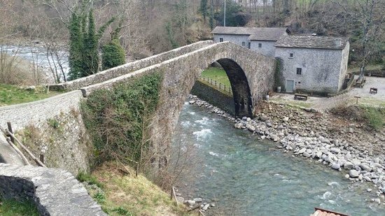 le antiche dogane e il ponte di Castruccio Castracani a Piteglio.jpg